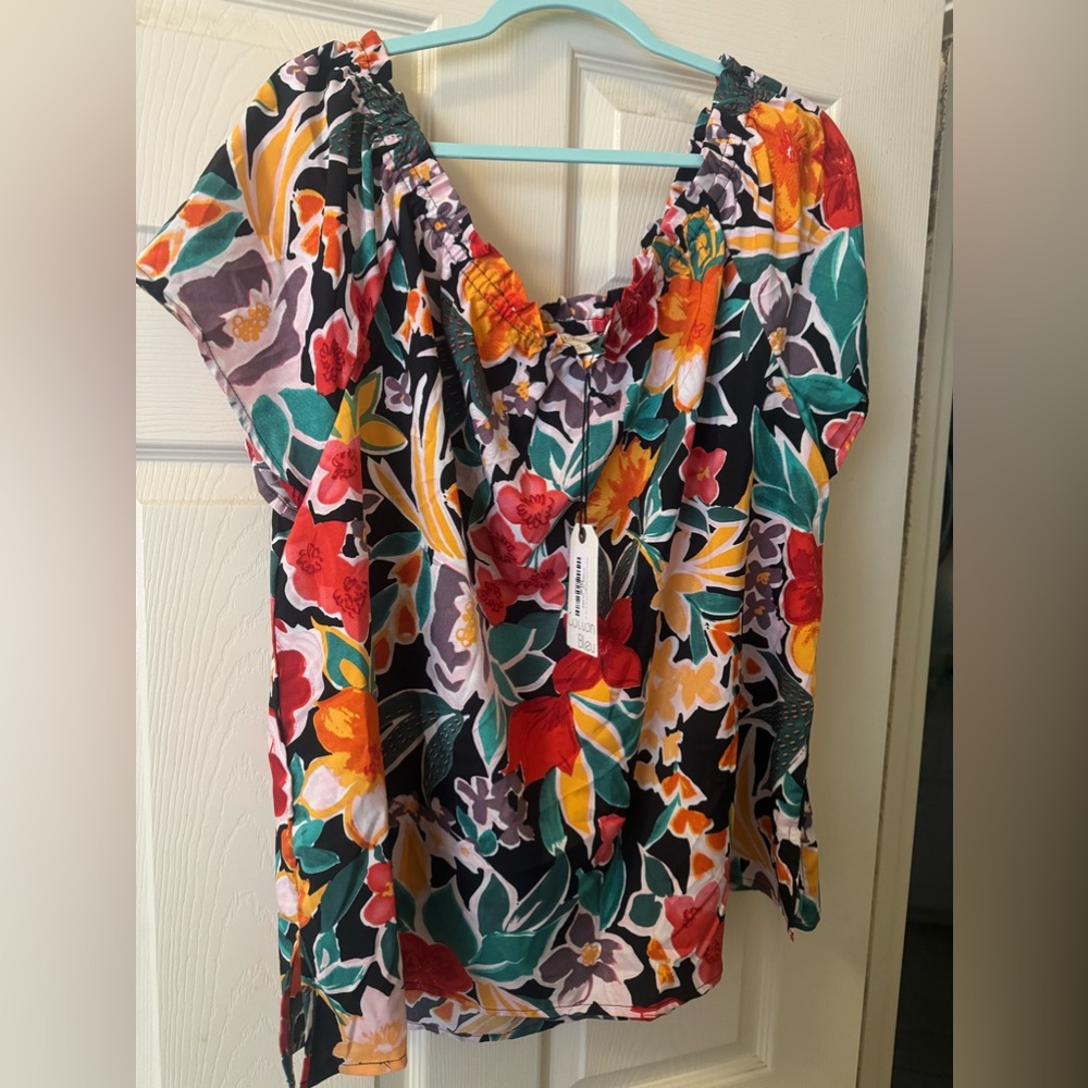 1X off or on shoulder top. Floral Top. Boutique.